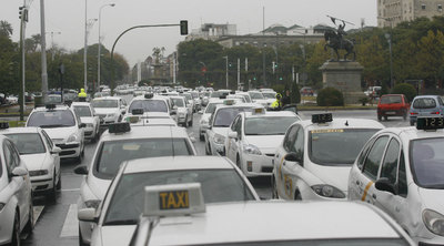 Los taxistas de Sevilla amplían sus protestas