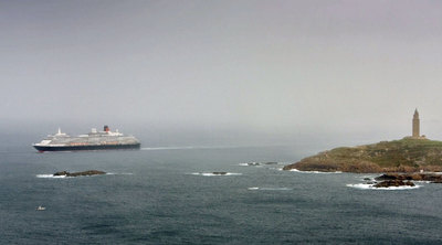 La Torre de Hércules despide a los 2.000 viajeros del transatlántico 'Queen Victoria'
