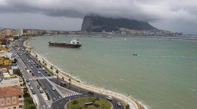 Encalla un 'buque-gasolinera' en La Línea