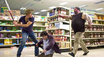 Woody Harrelson se enfrenta a un zombi que persigue a Jesse Eisenberg, en  Bienvenidos a Zombieland. 