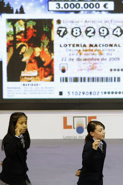 Las niñas de San Ildefonso Yahaira Gonzaga (a la izquierda) y Alicia Rodríguez, cantan  el 'gordo'