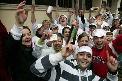 Empleados de la empresa que elabora los turrones Virginias, frente a la fábrica en Reus.