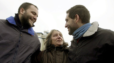 Fin del encierro en dos grúas de los trabajadores despedidos en Vigo