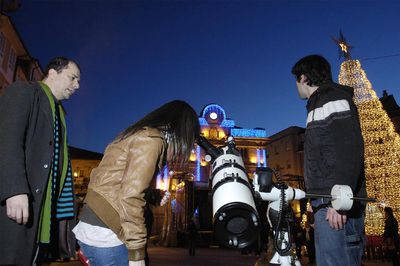 Reunión de astronomía en la Praza Maior de Ourense el viernes pasado.