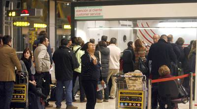 Pasajeros de vuelos cancelados y retrasados reclaman en las ventanillas de Iberia.