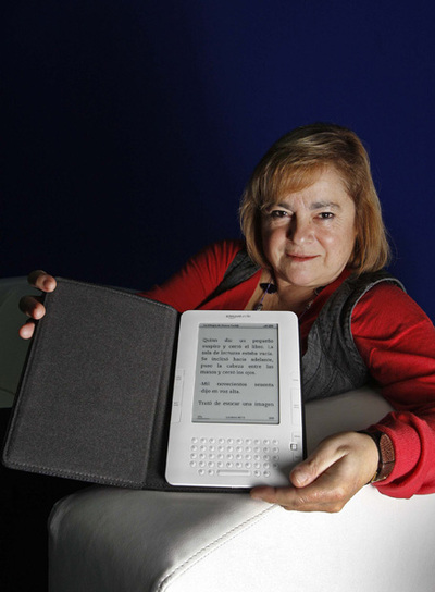 Victoria Piany, vicepresidenta de Lavinia, con su Kindle.
