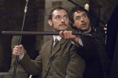 Jude Law (izquierda) y Robert Downey jr., en  Sherlock Holmes.  