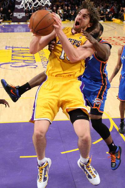 Pau Gasol salta ante James Harden, de Oklahoma Thunders.