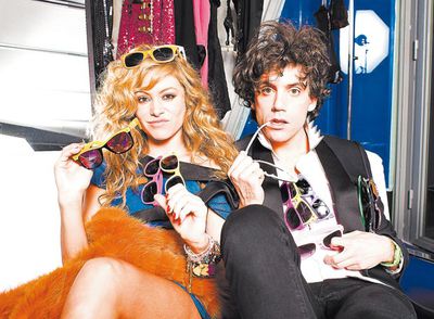  El nuevo fetichismo de Paulina Rubio son las gafas en pasta de colores. 