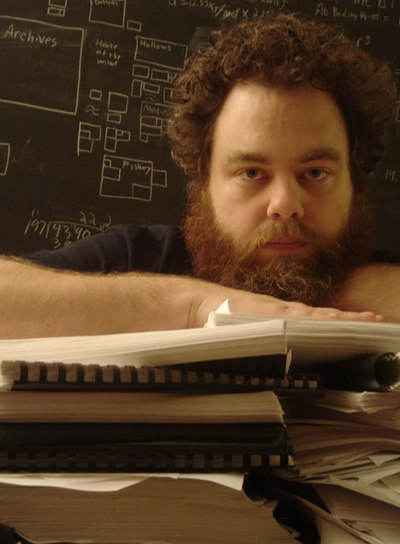El novelista Patrick Rothfuss, en la Universidad Stevens Point Wisconsin, con una torre de copias de  El nombre del viento 