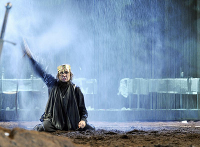 El actor Lars Eidinger, en la versión de Ostermeier  de Hamlet .