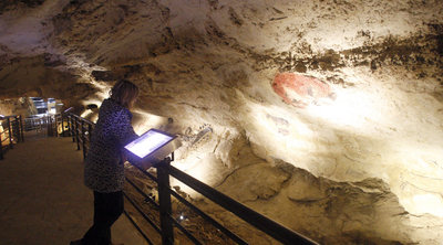 Una mujer contempla una de las pinturas del centro de interpretación.