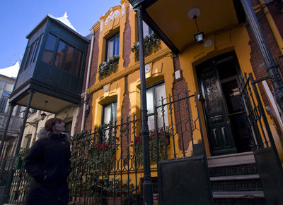 Algunas de las casas que quedan como testigos del  Madrid Moderno  (ensanche tipo ciudad-jardín de finales del siglo XIX y principios del XX) en la calle de Roma.