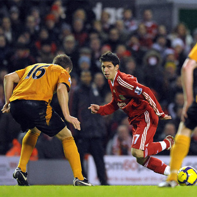 Pacheco trata de superar a la defensa del Wolverhampton.