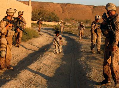 Un niño camina entre un grupo de 