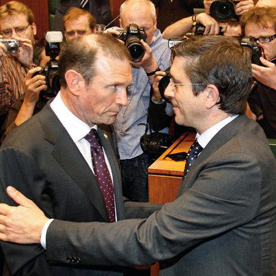 El socialista Patxi López junto a su antecesor Juan José Ibarretxe, del PNV, en el debate de investidura, donde López fue elegido 