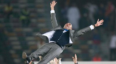 Ganado en Abu Dabi el Mundial de Clubes, el primero del Barça y el sexto y último título del año, Guardiola fue manteado por sus jugadores y rompió a llorar, roto por la tensión y la emoción, en una imagen inédita: 