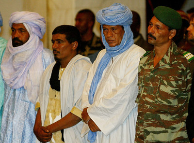 El líder tuareg Iyad Ag Ghali (segundo por la derecha), durante una recepción en el palacio presidencial de Malí en 2003.