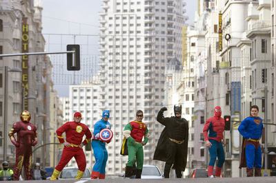 Superhéroes de Alcalá patrullan por la Gran Vía