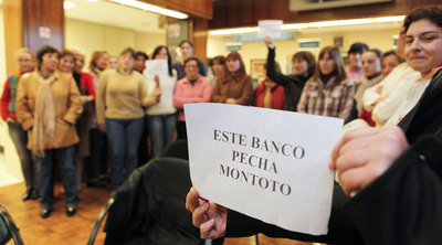 Trabajadores del textil se encierran en los bancos para salvar su empresa
