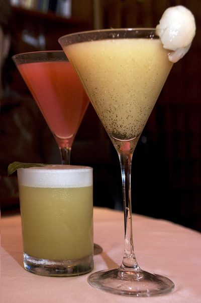 Variaciones con frutas del cóctel peruano  pisco sour .