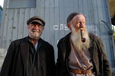Dos extras del rodaje de  Ispansi,   en una remota aldea alpina. 