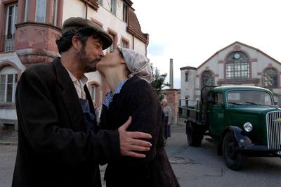 Carlos Iglesias besa a la actriz Esther Regina en  Ispansi. 