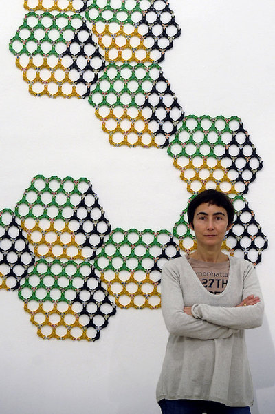 Ana Prada, ante una de sus obras en la sala Parpalló de Valencia.