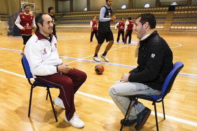 Curro Segura (a la izquierda) y Alberto Blanco charlan mientras los jugadores se entrenan.
