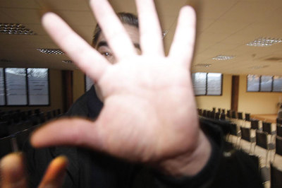 El alguacil del Ayuntamiento de la Vall d'Alba impide que se realicen fotografías en el salón de plenos.