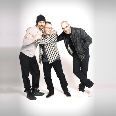  Macaco lleva camiseta American Apparel y pantalón Dsquared2.rnDaniel Monzón,  camisa, camiseta y pantalón de Dockers y zapatos de Emma Hope. Y Luis Tosar, chaqueta y jersey Religion, pantalón By Basi Armand Basi y zapatillas Gola.