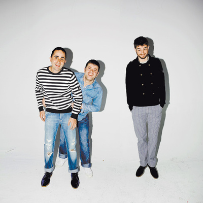  Joseba Caballero (atrás) viste camisa de Tommy Hilfiger Denim, pantalón Ice de Iceberg y zapatillas Gola. rnBorja Pérez viste jersey Hilfiger Denim, pantalones Tommy Hilfiger y zapatos Emma Hope.rnGorka Otxoa (a la derecha) lleva pantalones Dockers, camiseta Dsquared2, chaqueta Love Moschino y zapatos Emma Hope. 