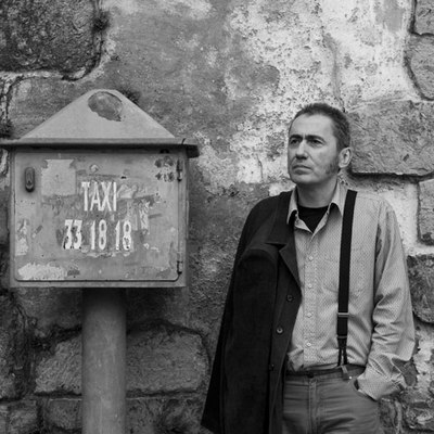 Jabier Muguruza aúna nueve canciones en euskera y una en catalán en  Taxirik ez. 