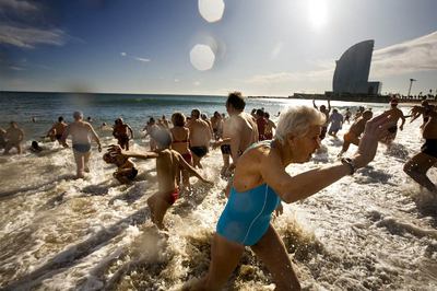 Bañistas contra viento y marea