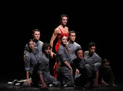 Un momento de  La canción del compañero errante , parte de la  Serata Béjart  que se representa en la Scala.