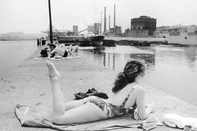 Un espigón convertido en  playa  frente a los altos hornos vizcaínos.