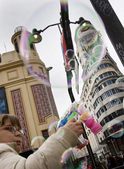 El edificio Capitol (a la derecha), un icono de la Gran Vía, fue construido en 1931 según un proyecto de Luis Martínez Feduchi y Vicente Eced. A la izquierda, el cine Callao, de 1926, obra de Luis Gutiérrez Soto.