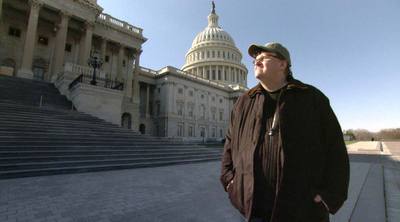 Michael Moore, junto al Capitolio, en una escena de  Capitalismo: una historia de amor. 