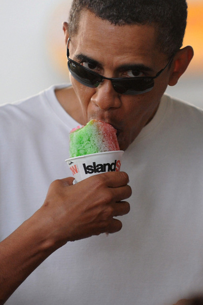 APURANDO LAS VACACIONES EN HAWAI. Pese a las críticas de la oposición, el presidente de EE UU, en la imagen con un helado bautizado  snowbama,  no regresará a Washington hasta el lunes.