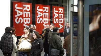 Tienda en la Gran Vía con carteles que anuncian las rebajas en su escaparate.