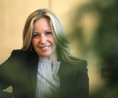 La ministra de Sanidad, Trinidad Jiménez, en su despacho.