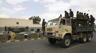 Soldados yemeníes en un camión ante la entrada de la Embajada de Estados Unidos en Saná, en 2008.