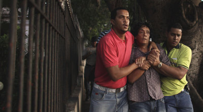 El  bloguero  Reinaldo Escobar es evacuado después de haber sido golpeado por una turba procastrista el pasado noviembre en La Habana.