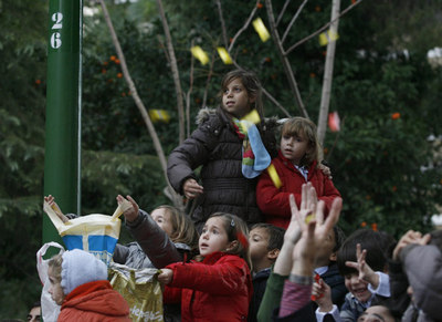 Niños atrapando caramelos, ayer en la cabalgata de los Reyes Magos de Sevilla.