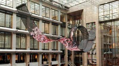 La escultura  Travesías,   de Daniel Canogar, preside desde ayer el atrio del Consejo de la UE. 