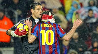 Palop abraza a Messi tras una jugada del atacante del Barcelona.
