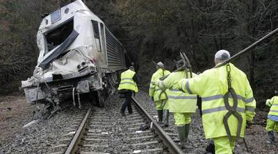 Un tren de mercancías descarrila por otro desprendimiento de piedras