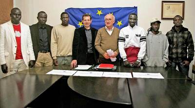 A la derecha de la imagen, Musafa Fall, el joven senegalés que salvó a un niño hace tres meses.