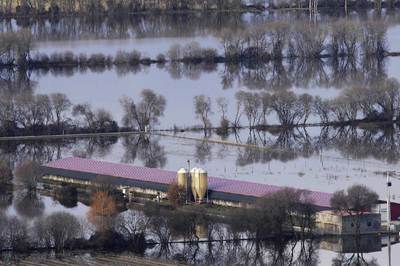 La lluvia se acumula en los campos a la espera de la nieve