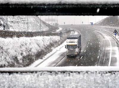 La nieve corta la AP-7 en la frontera y causa problemas en 40 vías